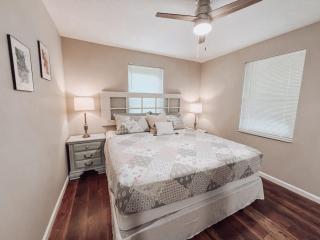 Quaint Cottage by UF & Shands - Pet-Friendly Long Stays - 8