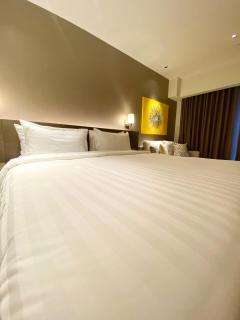 River and Makati view at Acqua Novotel Suites - Manila - 9