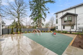 Chic Condo with Stylish Amenities in White Rock - Surrey - 4