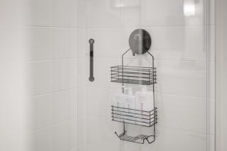 Chic Condo with Stylish Amenities in White Rock - Surrey - 2
