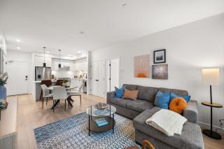 Chic Condo with Stylish Amenities in White Rock - Surrey - 1