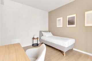 Airy Apartments with Balcony & Garage - Milan - 2