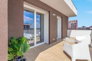Airy Apartments with Balcony & Garage - Milan - 2