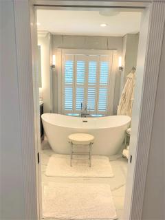 The J Luxury Villa - Southampton Poolside Retreat with Sauna - 3