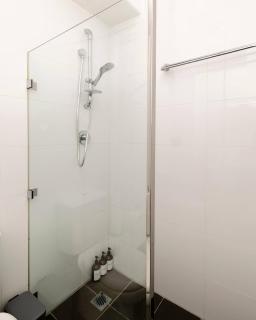 1 min to the beach with A/C, balcony & parking - Sydney - 3