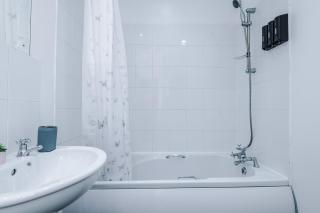 Luxury 1 bedrooom house, sleeps 4, free parking - 6