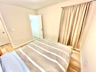 Cozy 3 Bed Home 5 Mins To JAX Airport & Zoo - Jacksonville - 2