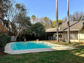 Spacious Entire House in Menlyn, Sleeps 8, Ideal for Groups - 8