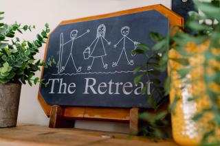 The Retreat - Short walk from beach parking - - 7