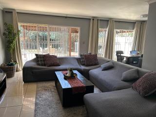 Spacious Entire House in Menlyn, Sleeps 8, Ideal for Groups - Pretoria - 3