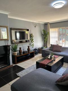 Spacious Entire House in Menlyn, Sleeps 8, Ideal for Groups - Pretoria - 2