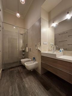 Gellert Square Family Residence - Premium Stay in Buda Side's Cultural Center - 8