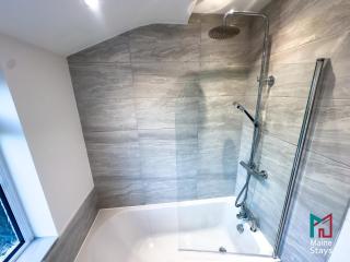 Modern 3 Bedroom Home, 6 beds, free parking, Wi-Fi, Netflix, Near Coventry City Centre & Hospital - Coventry - 5
