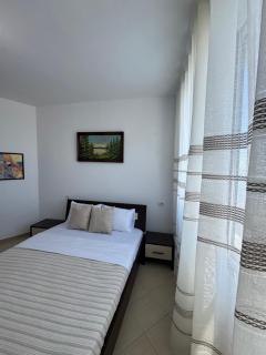 SunKissed Apartament - Golem - 8