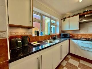 6 bedroom house - Pool table - Contractors - Crew - Colchester - 3