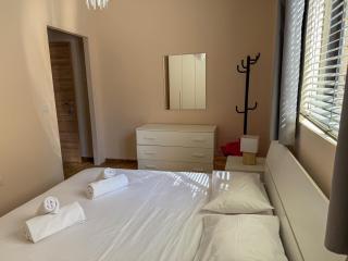Golden Stay - 4BR Stylish Apartment for Group - Tal-Ħriereb - 9