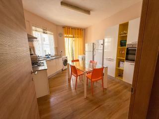 Golden Stay - 4BR Stylish Apartment for Group - Tal-Ħriereb - 3