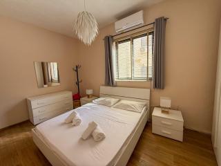 Golden Stay - 4BR Stylish Apartment for Group - Tal-Ħriereb - 8