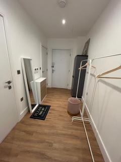 Modern 2 bed in Hanger Lane! - 7