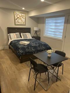 Spacious Bachelor Suite Right in Downtown ! - Maple Ridge - 0