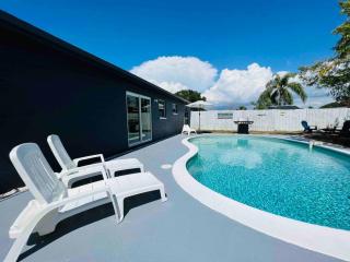 Penwood Pool Villa 15 minutes from the beach - 9