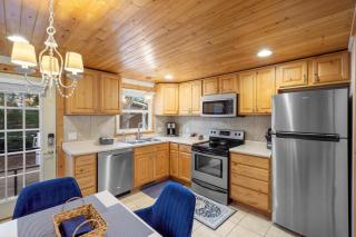 Cozy Cottages Green Cottage Hot tub-Town - 6