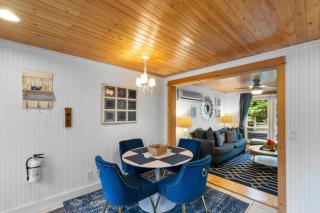 Cozy Cottages Blue Cottage-Hot tubTown - 3