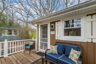 Cozy Cottages Brown Cottage Hot tubTown - Saugatuck - 0