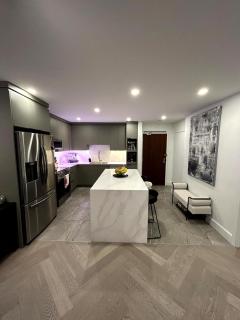 Elegant Downtown Retreat with Balcony & Parking - Montréal - 7