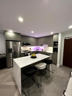 Elegant Downtown Retreat with Balcony & Parking - Montréal - 5