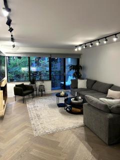 Elegant Downtown Retreat with Balcony & Parking - Montréal - 3