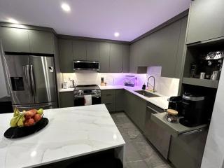 Elegant Downtown Retreat with Balcony & Parking - Montréal - 1