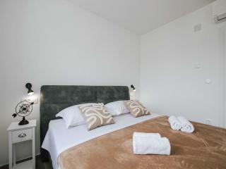 Spacious Luxury Trogir Apartments - Classic Two Bedroom Apartment - Trogir - 1