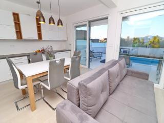 Villa E & D - Four Bedroom Villa with Pool and Patio - Villa D - Drače - 0