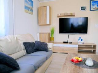 Holiday Home Mumy - Four Bedroom Holiday Home with Pool - Krk - 9