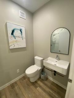 ENTIRE BACHELOR UNIT EN-SUITE ACROSS FROM GOOGLE - br2 - Kitchener - 1