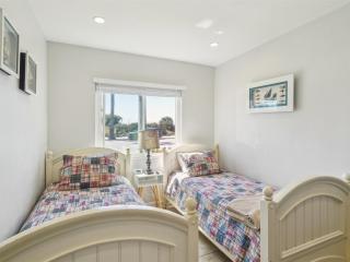 Beautiful 2 Bed Beach Condo #104 - 1
