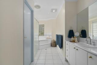 Relaxation & Space in a Canal Home - Banksia Beach - 2