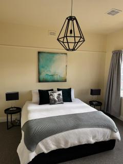 11Eardley - 2bedroom house - Free parking - 3 minutes from CBD - 6