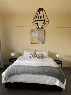 11Eardley - 2bedroom house - Free parking - 3 minutes from CBD - 4