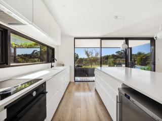 Space+Light lounge by pool walk to town beach - Dunsborough - 1