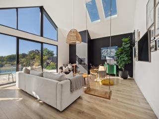 Space+Light lounge by pool walk to town beach - Dunsborough - 9