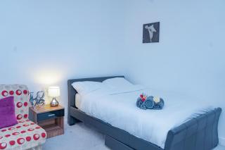 Spacious and Comfy Pad - Perfect for Long Stays & Contractors - Close to Sports Village, Leigh Market, and Mesnes Park - Easy Parking - Speedy Wi-Fi - Free On-Site or Nearby Parking - Private Luxury Garden - 1