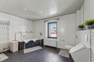 2 BR, 4 Beds, TV, Kitchen & free parking - 6