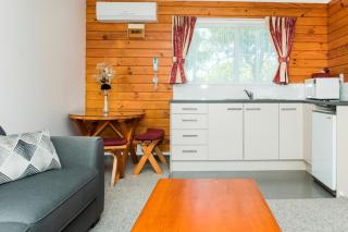Tudor Park Motel Spacious with kitchens 1 minute walk to restaurant and shopping centre and Gisborne Hospital - 3