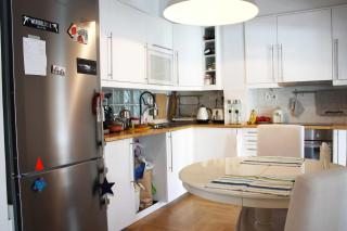 Quiet, central, on airport metro and bus line - 6