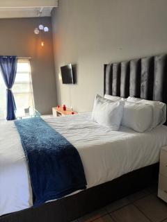 Dainfern Fourways apartment offering privacy and a lavishly expansive balcony views - 5