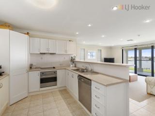 Stonesthrow Coorong Quays waterfront townhouse with views - Hindmarsh Island - 1