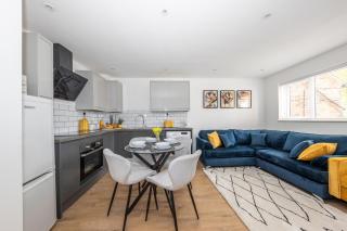 Modern home, Contractors friendly with 2 free parking spaces - Luton - 8
