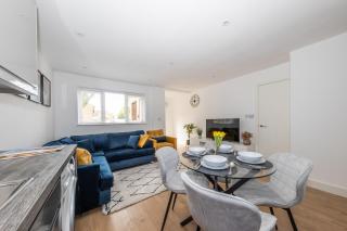 Modern home, Contractors friendly with 2 free parking spaces - Luton - 7
